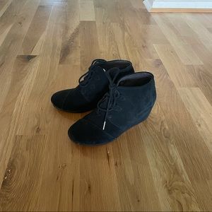 Toms Size 9 Black Wedges